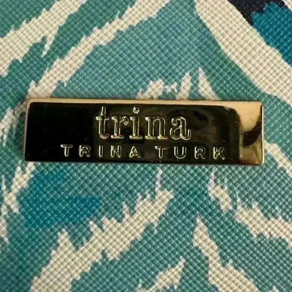 TRINA TURK COLORFUL COSMETIC BAG FEATHER PRINT BLUE / PINK INTERIOR - Picture 5 of 6